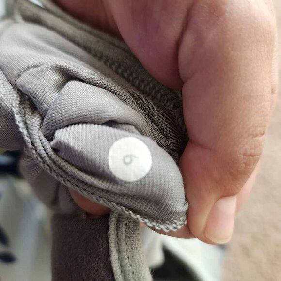 Lululemon Athletica Women's Satya Tank Heathered Grey Size 6 - Picture 4 of 8